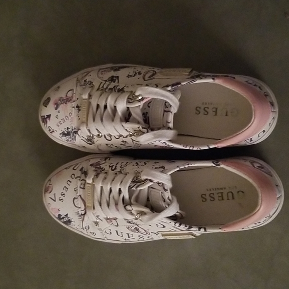👟🍭GUESS MINERAL GRAFFITI SNEAKERS👟🍭 - Picture 3 of 5